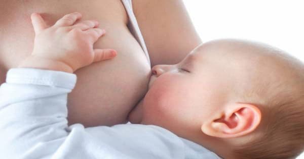 Cho bé bú sữa mẹ thường xuyên