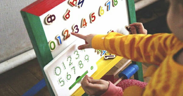 Trẻ 3 tuổi cần phát triển kỹ năng quan sát, nhận biết hơn học chữ và phép tính