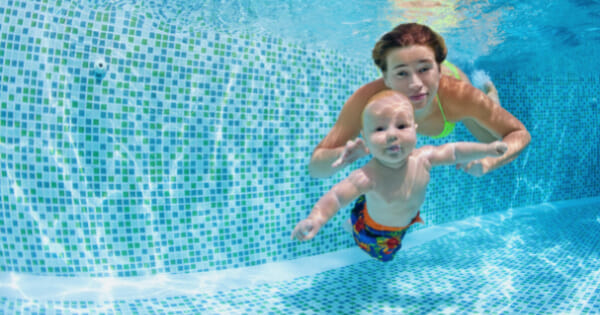 Tại sao Đại gia dạy con "tập bơi" từ sớm?