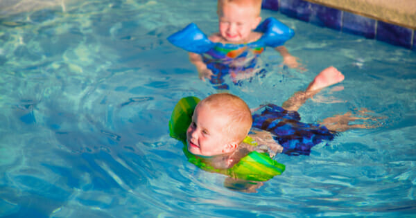 Tăng sức đề kháng cho bé khi được tập bơi từ sớm