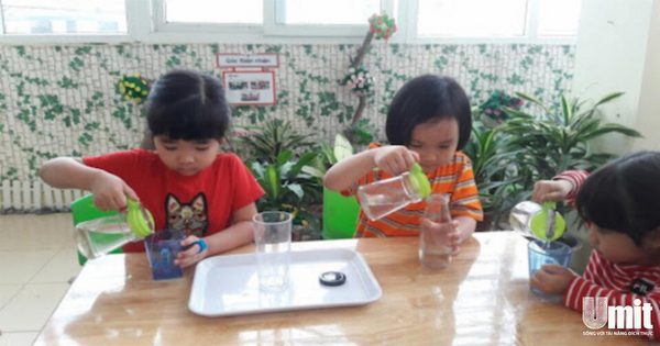 Phương pháp Montessori qua bài tập rót nước ra cốc, bình, lọ